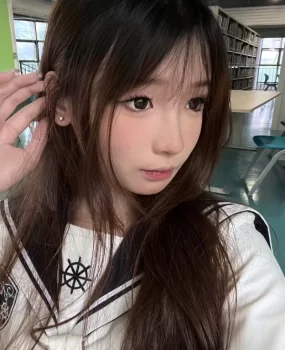 刚毕业女大学生